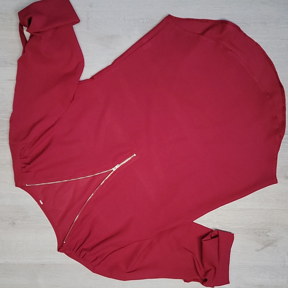 Ladies burgundy Medium blouse with zipper in front. [28]